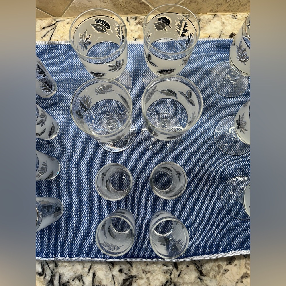 EVC Libbey MCM Silver Leaf 22-glass Lot; 10 Goblets and 12 Juice Glasses - Picture 3 of 13